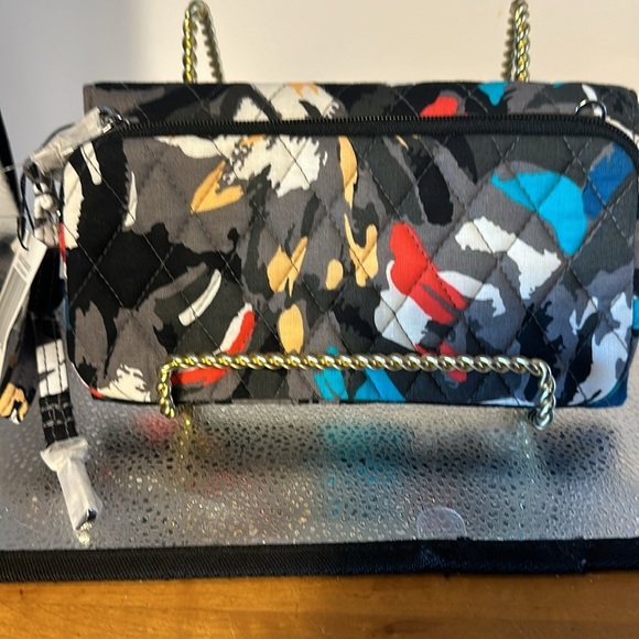 Vera Bradley new with tags and can be used as a wristlet or Crossbody - Picture 2 of 7